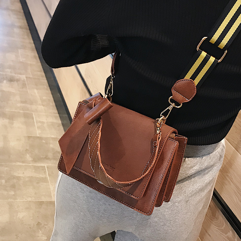 

Scrub bag female 2020 new Korean version of the wild single shoulder diagonal portable fashion wide shoulder strap small square