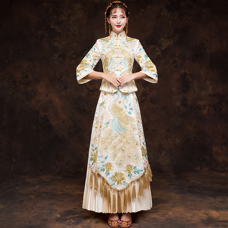 

Champagne Traditional Chinese Wedding Dress Embroidery Cheongsam Tassel Qipao Dresses Retro Dressing Gown Bride Traditions S-XXL