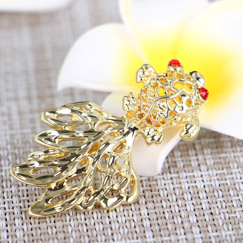 

Cute golden small fish brooch Korean high-end ladies wild corsage Unique temperament jewelry hats, clothing accessories gifts