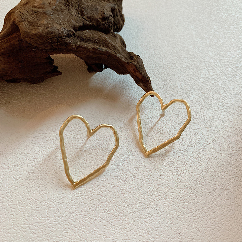 

New Design Hot Sale Fashion Jewelry Simple Alloy Big Love Earrings Matte Gold Cutout Earrings for women gift
