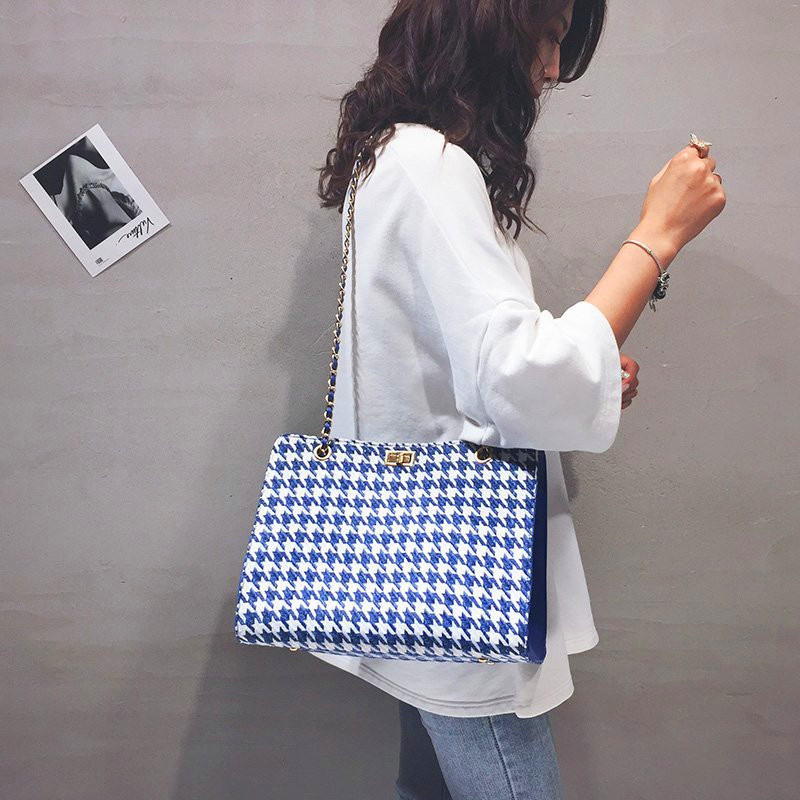 

2020 Fashion Classic Trend Ladies Lock chain one-shoulder messenger handbag Personality Big Buckle Crossbody Shoulder Handbag, Beige