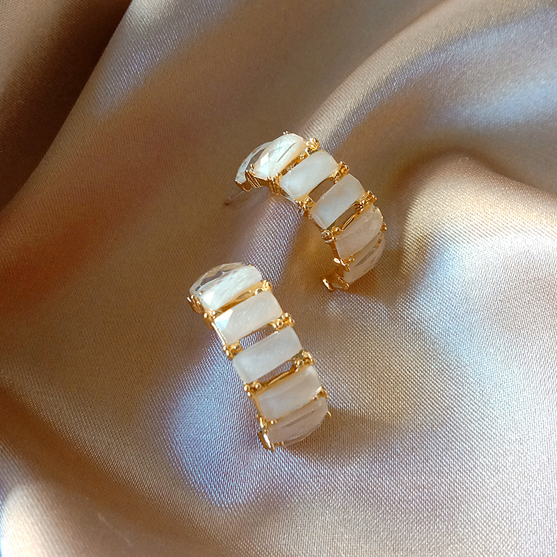 

2020 Korean New Simple Small Resin Hoop Earrings For Women Trendy C Shaped Temperament Earring Pendientes Boucle D'oreille