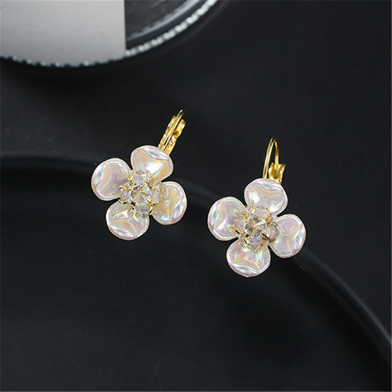 

Boucle d'oreille White Shell Flower Hoop Earrings Fashion High Quality Womens Earrings Wholesale