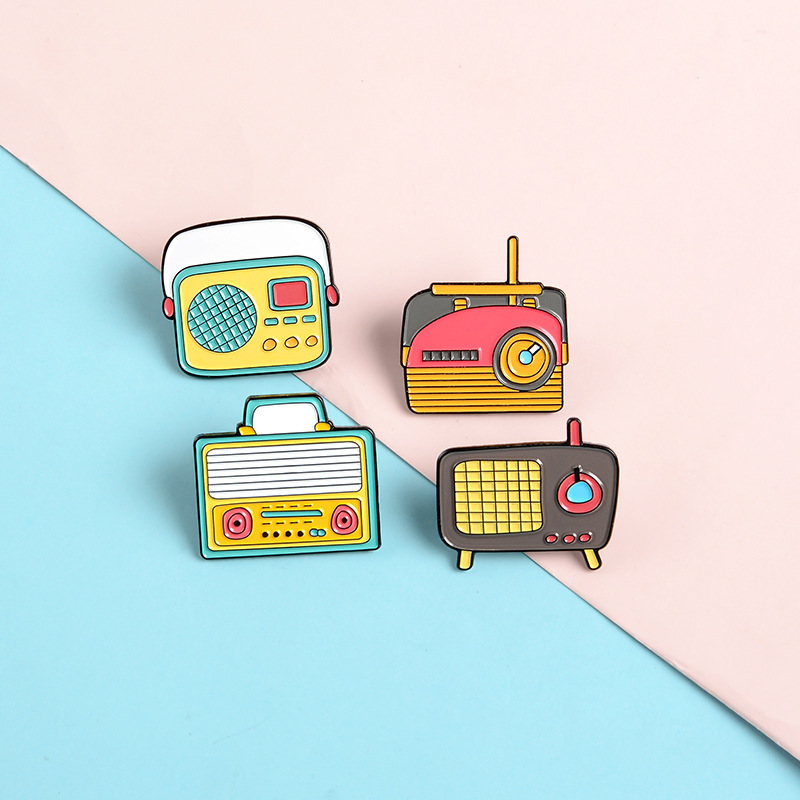 

Cute Small Funny Radio Tv Enamel Brooches Pins for Women Girl Men Christmas Gift Demin Shirt Decor Brooch Pin Metal Kawaii Badge