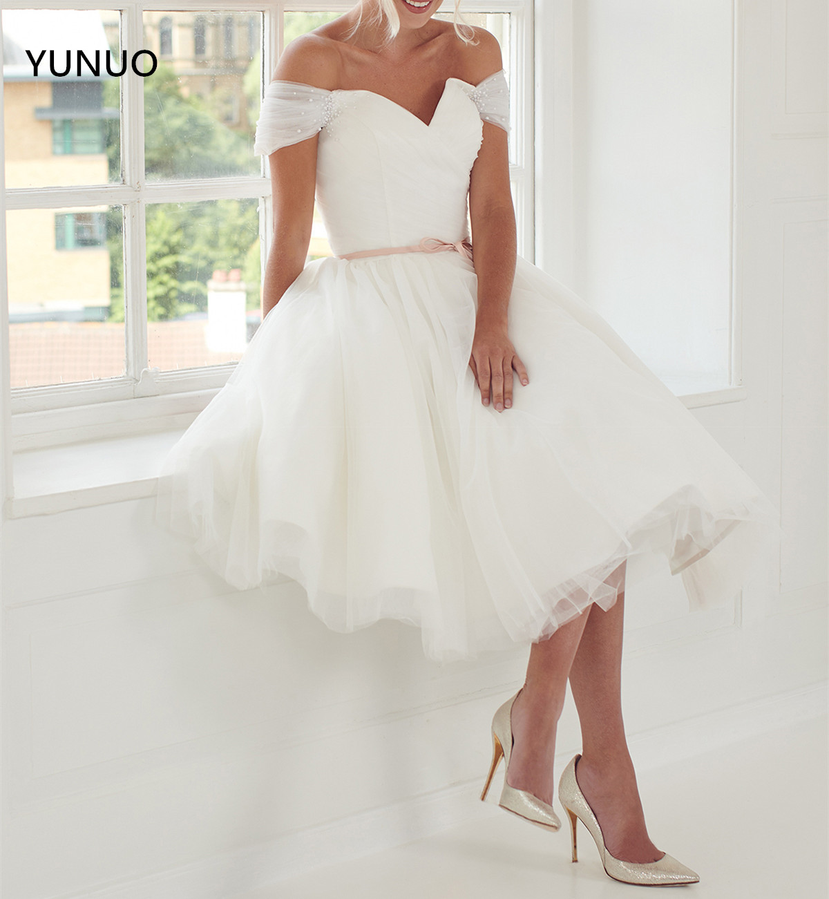 

YUNUO Vintage Ivory Short Tulle Off the Shoulder Wedding Dresses Tea Length robe de soirée de mariage Bridal Gowns with Sash