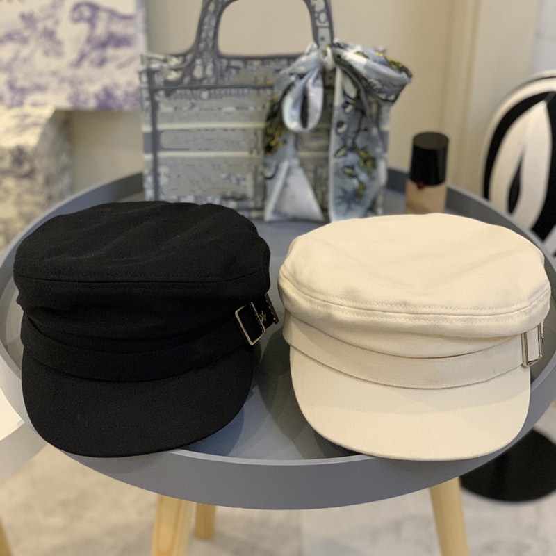 

moment An octagonal beret, White