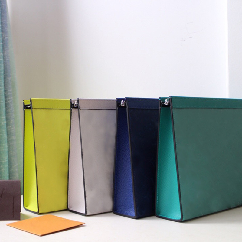 

Designer fashion luxury purses High quality men POCHETTE VOYAGE handbag designer travel toiletry pouch men clutch bag women cosmetic bags, Black check