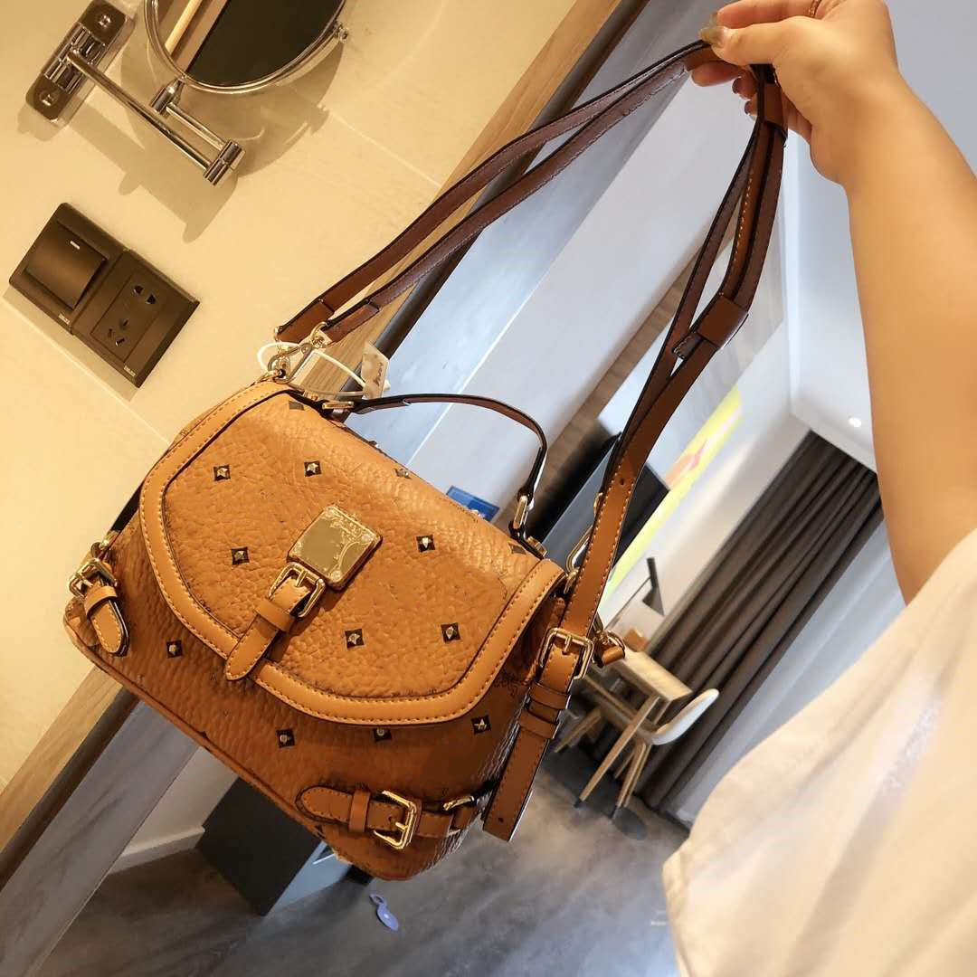 

The official website recently released fashionable and popular printed letter rivet bags for women and fashionable airport bags. The leather, Yellow
