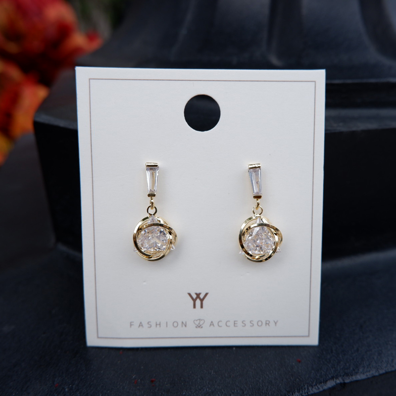 

Fashionable earrings with round cut-out are exquisite, lovely, elegant earrings with a wide range of high-end, simple and new