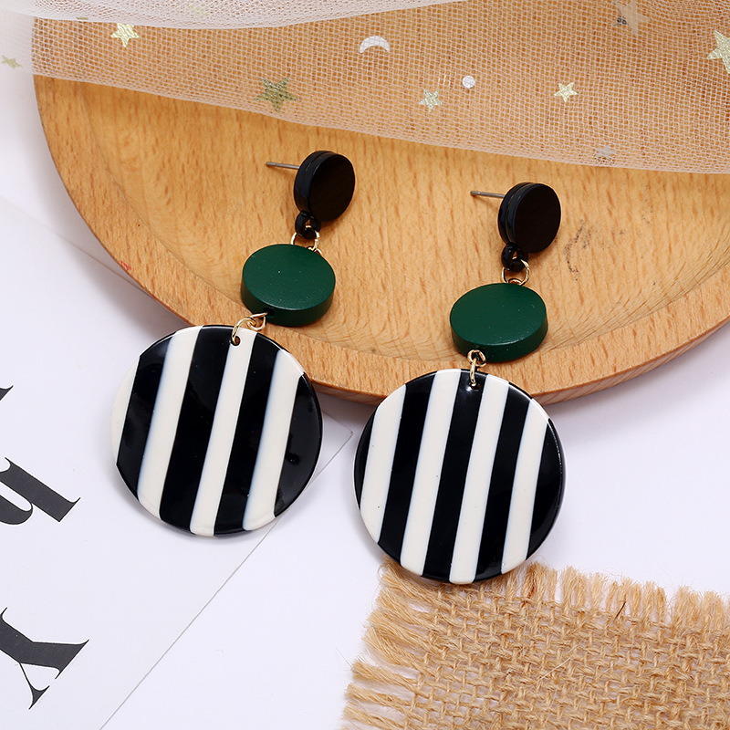 

Round Earrings Contrasting Resin Korean Fashion New Elegant Long Style All-match Simple Stripes Exaggerated Black and White Ball