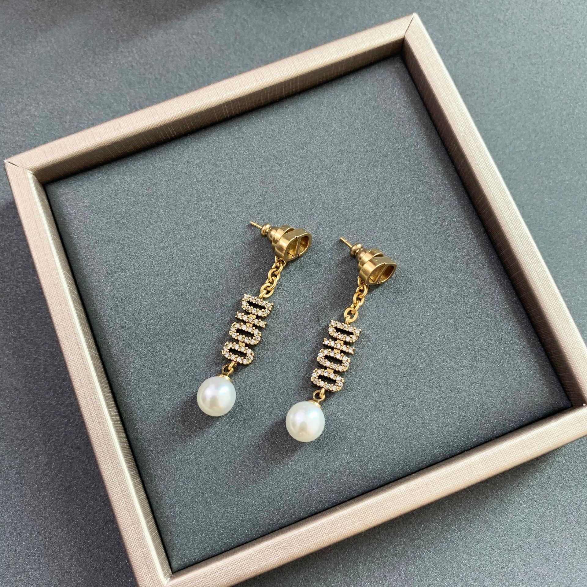 D Home 2020 New CD letter tassel earrings female Dijia Internet celebrity letter pearl earrings female-image-567148121