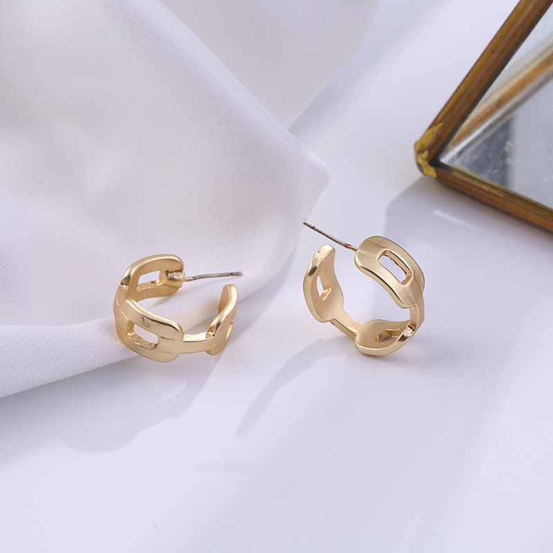 

Fashion Contracted Hollow Hoop Earrings Vintage Gold Color Geometric C Shaped Round Circle Earrings for Women Jewelry Pendientes