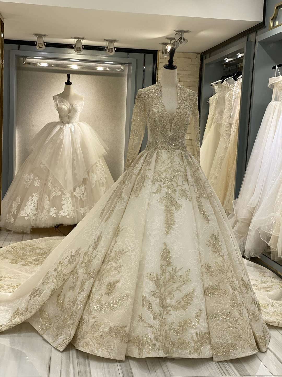 

vintage vintage aline long sleeve lace luxury wedding dresses vneck tulle beaded chapel train custom made ivory bridal gowns, Burgundy