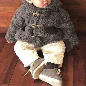 

2020 autumn and winter new children's clothing all-match casual warmth small slip shoulder horn buckle hooded lamb wool coat, Gray