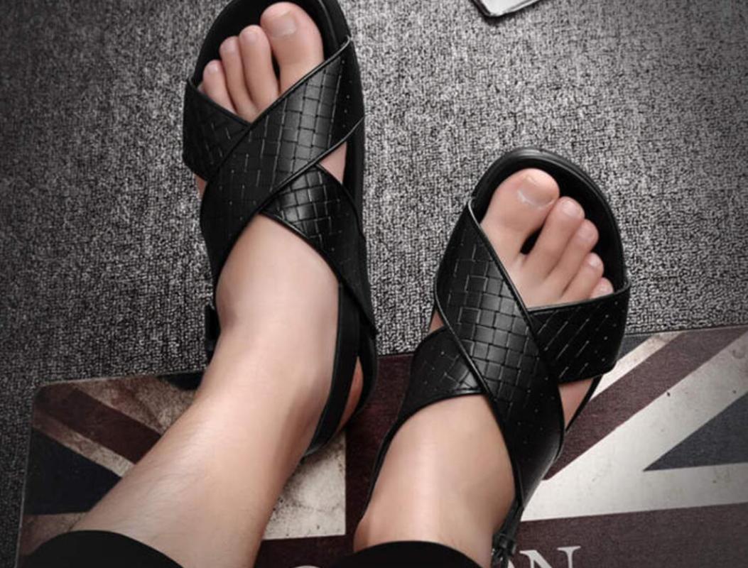 

Knitted Leather Italy Fashion Beach Sandals Punk Style 2020 Male Cross Straps Design Summer Black Roman Sandals Flats Shooes