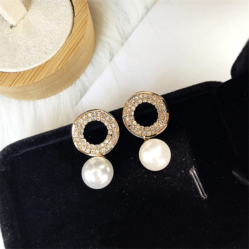 

Elegant Big Pearl Pendant Piercing Earrings Crystal Stone Inlaid Gold Color Metal Circle Stud Earrings Women Party Jewelry 2020