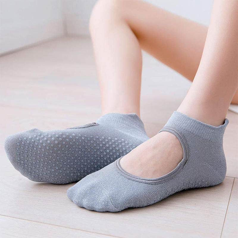 

1 Pair Silver Silk Yoga Socks for Women Non Slip Grips & Straps Socks for Sports Pilates Ballet Dance Barefoot Workout, Black