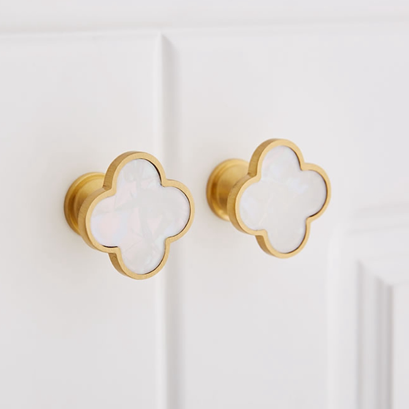

Decorative Clovers Brass Kitchen Cabinet Knobs and Pulls White Nature Shell Drawer Dresser Pulls Gold Cupboard Wardrobe Door Knobs Handles