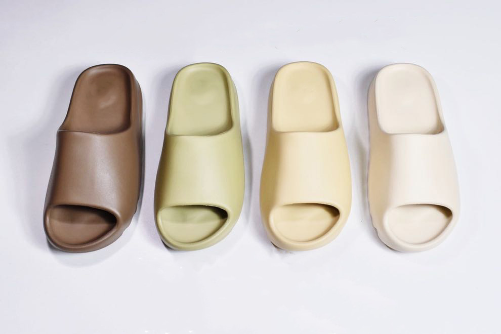 

cheap sale 2020 New taller foam Kanye sandals shoes triple black slide Trainers total resin desert sand fashion designer casual shoes