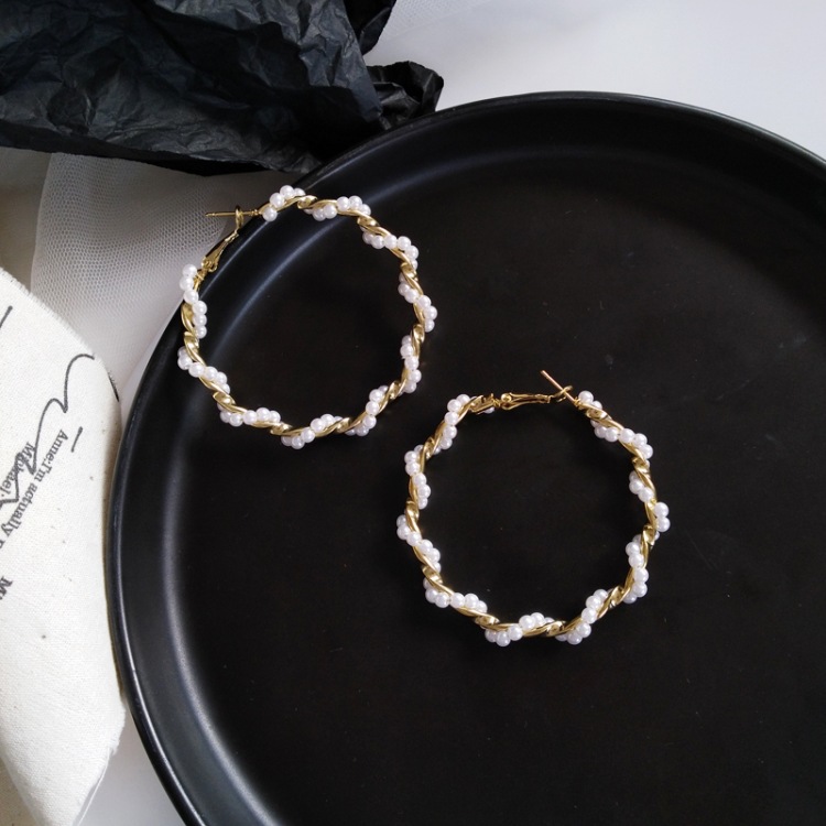 

South Korea ins contracted wind super fairy earrings personality pearls big circle around women