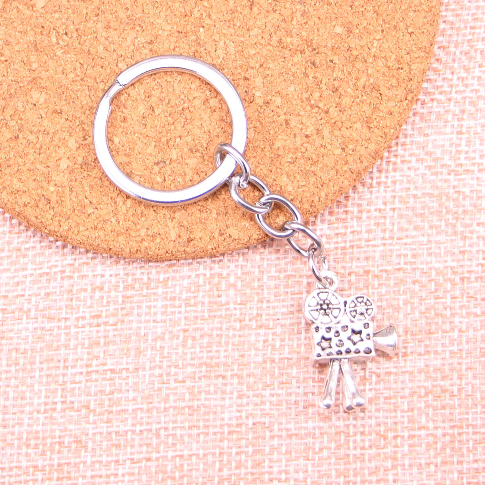 

New Keychain 25*17mm movie camera projector Pendants DIY Men Car Key Chain Ring Holder Keyring Souvenir Jewelry Gift, Slivery;golden