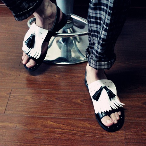 

White Black Flats Cozy Leisure Genuine leather Punk Style Tassel Rivets Mans Sandals Fringe Strap Loafers Street Gladiator Men