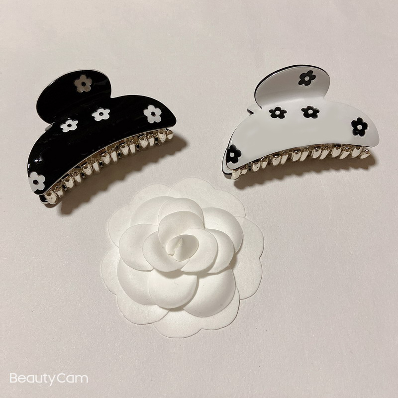 

7X3.5CM Simple black and white acrylic Plum flower claw clamp C style hairpin for ladies fashion headgear counter vip gift, Golden;silver