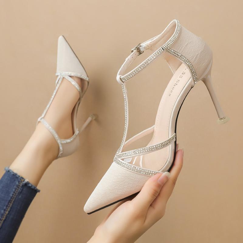 scarpe alla moda con tacco