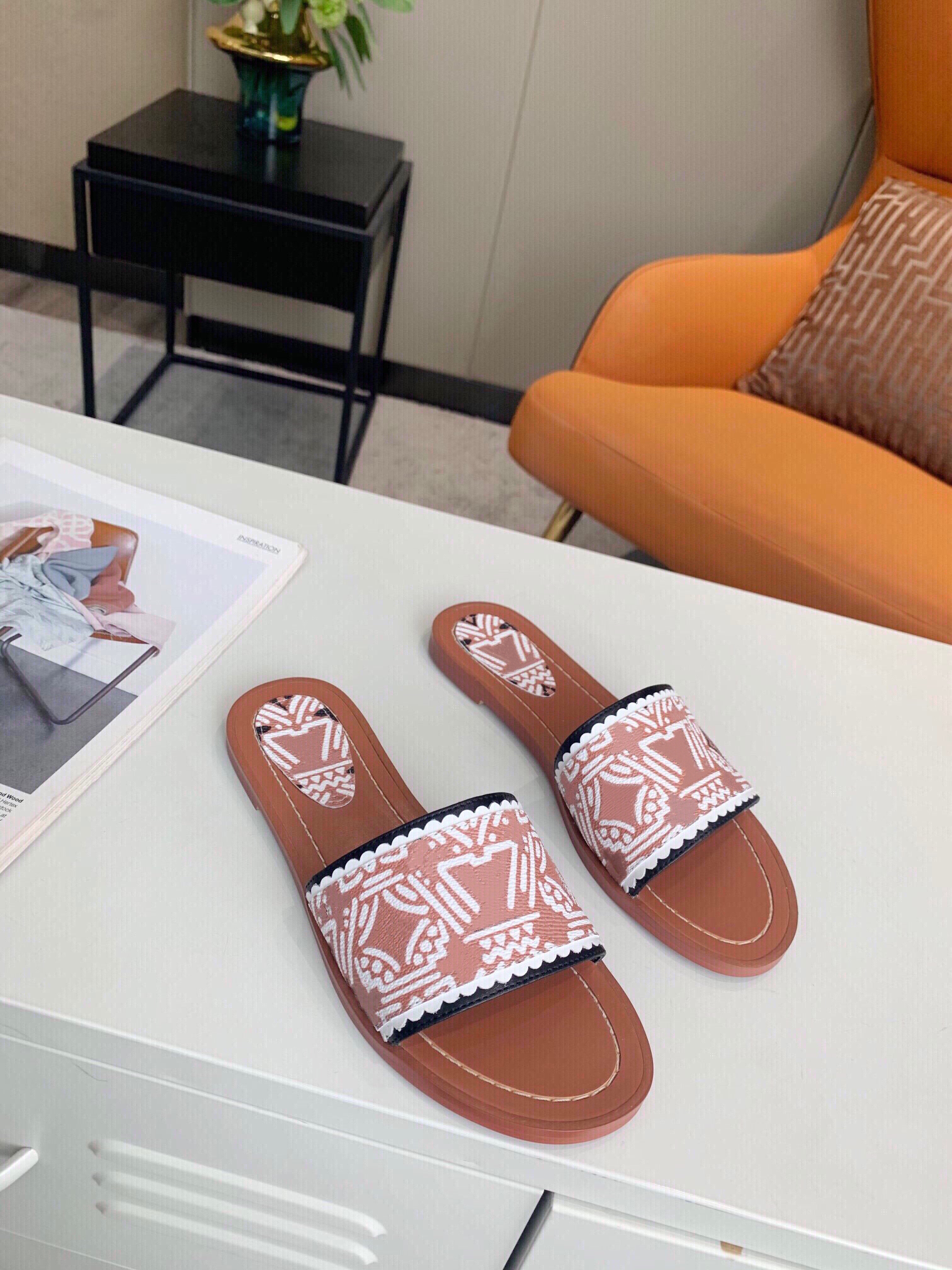 

CRAFTY LOCK IT FLAT MULES 1A85BO Wide Front Straps Printed Canvas Crafty Abstract Art Style Women Fashion Slippers, Red