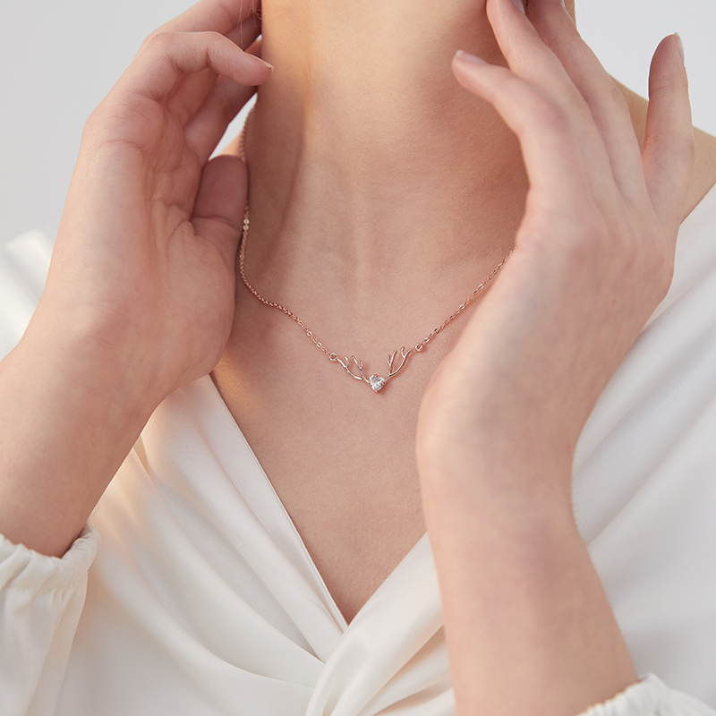 

Xinwei new variety of geometric shape pendant necklace Japanese and Korean version students simple clavicle chain birthday gift