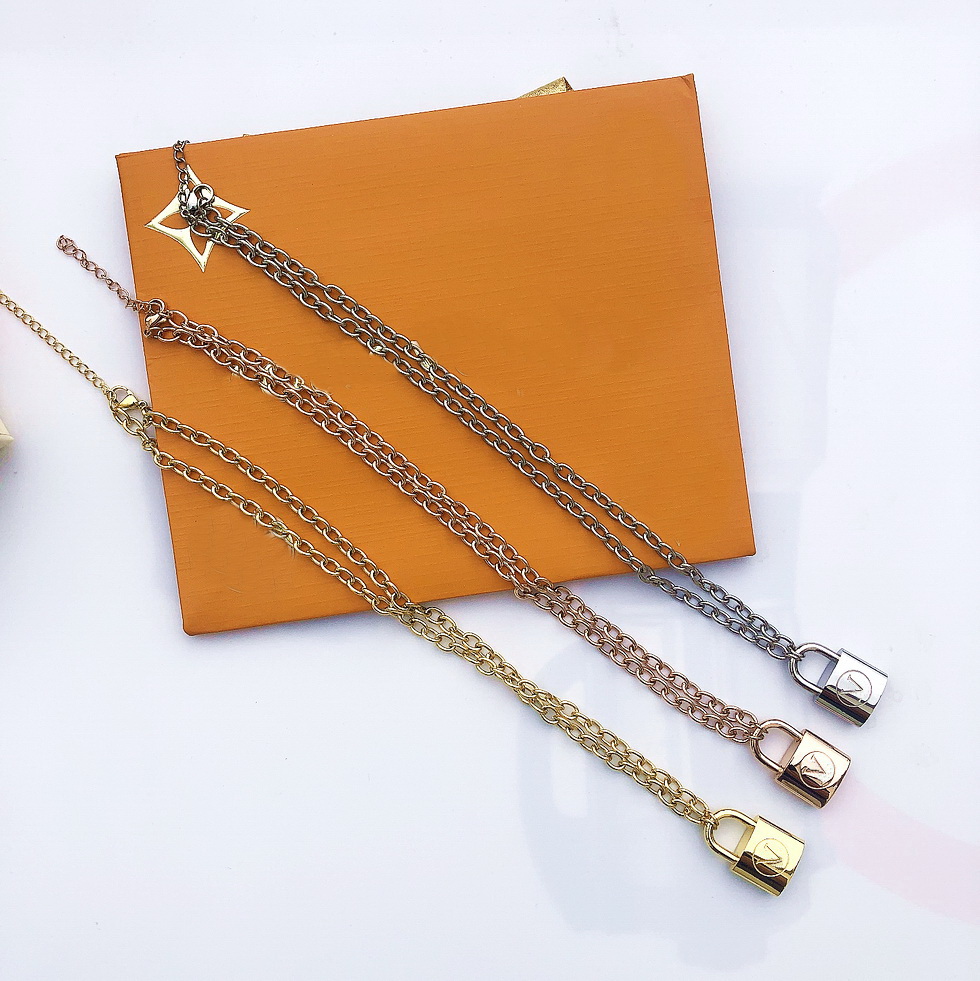

Europe America Style Men Lady Women Lovers Thick Chain Necklace With Engraved V Initials Large Lock Pendants