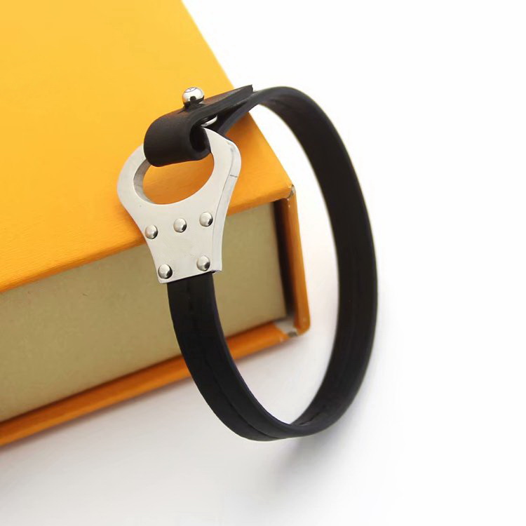 

Europe America Fashion Men Lady Women Engrave V Letter Hasp Metal Black Leather Bracelets Bangle