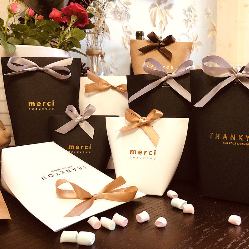 

50pcs/lot Black White Bronzing French "Merci" Paper Candy Bag Thank You Gift Candy Box Package Wedding Birthday Party Favor Bags T200827