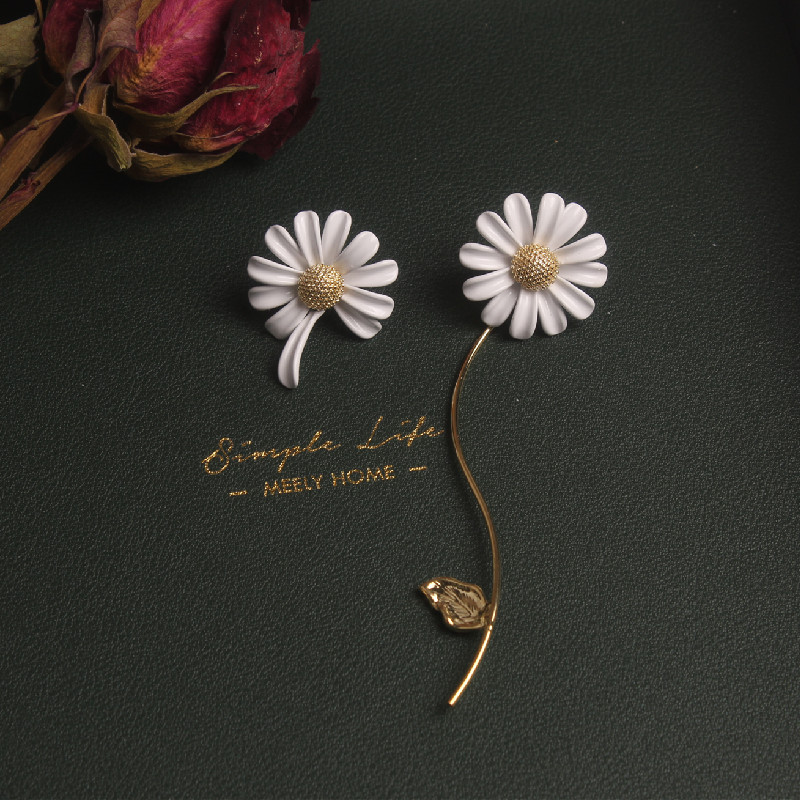 

Shiny Side New Accessories Elegant Daisy Flower Stud Earrings for Women Gift Simple Style Irregular Leaves Earrings