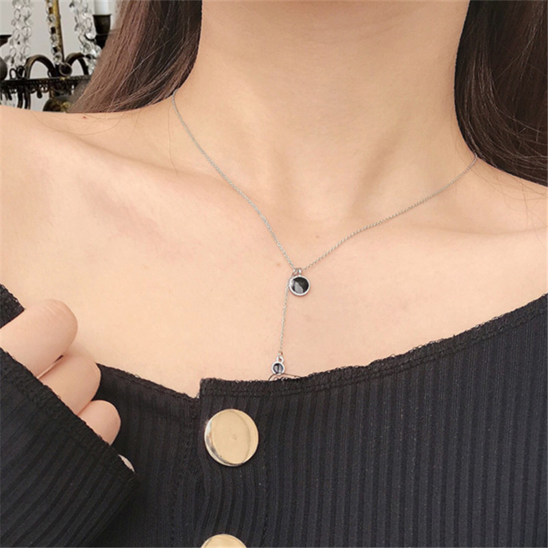 

Fashion Metal Black Geometry Circular Pendant Necklace Vintage Contracted Temperament Collarbone Short Necklace for Women Trendy