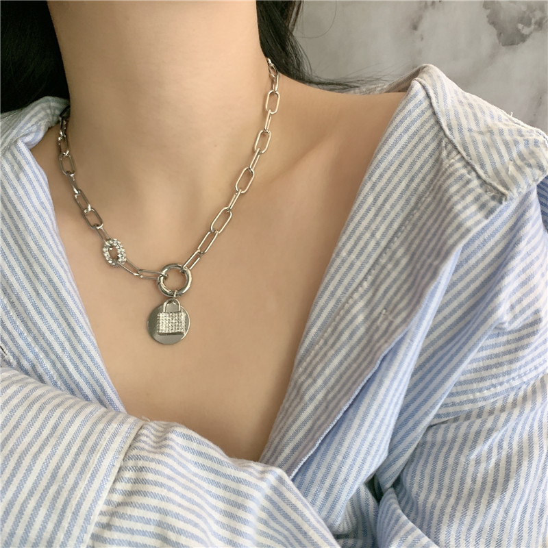 

Punk Women Necklace Hiphop Crystal Lock Pendant Necklace for Women Gothic Jewelry 2020 Chain Chokers Necklaces Statement Bijoux