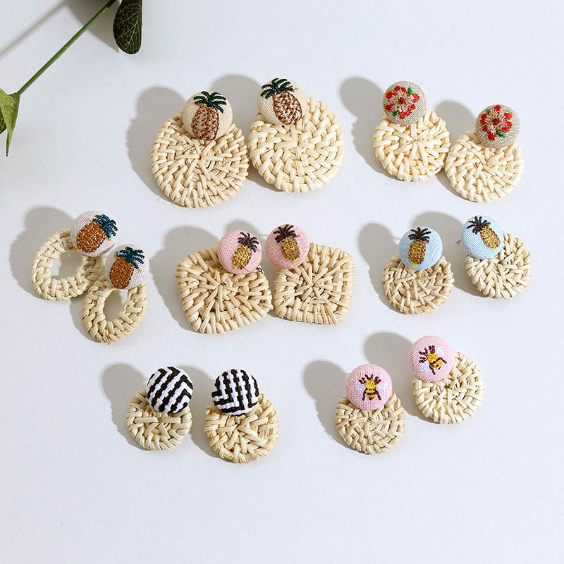 

Boho Fashion Round Geometric Handmade Wooden Straw Weave Rattan Drop Earrings For Women Cute Pineapple Flower Embroidery Earring