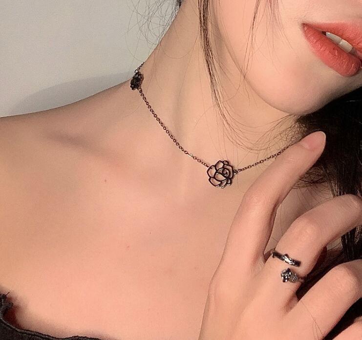 

Hongcheng Jewellery Elegant Hollow Camellia Choker Chain Necklace Fashion Gold Black Short Stainless Steel Clavicle Chain HC207