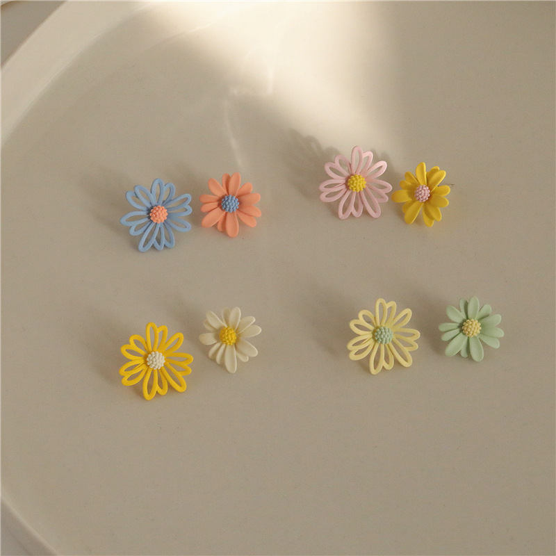 

Stud S925 Needle Asymmetric Small Daisy Earrings Simple And Cute Hollow Spray Paint
