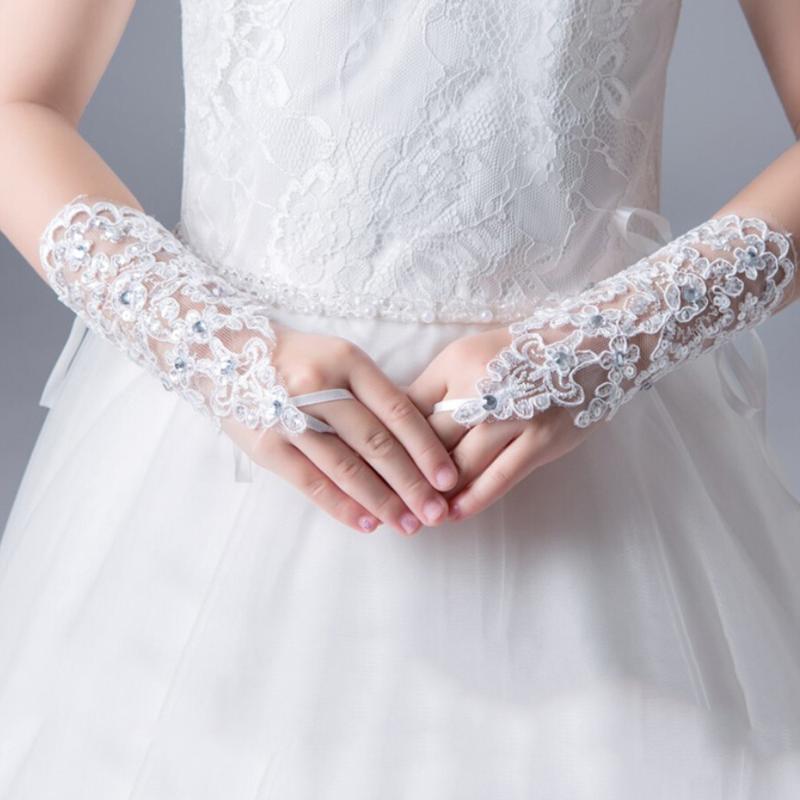 

Hot Elegant Women Lace Floral Hollow Out Appliques Flower Fingerless Wrist Gloves Accessories White Fashion Ladies 2020 New