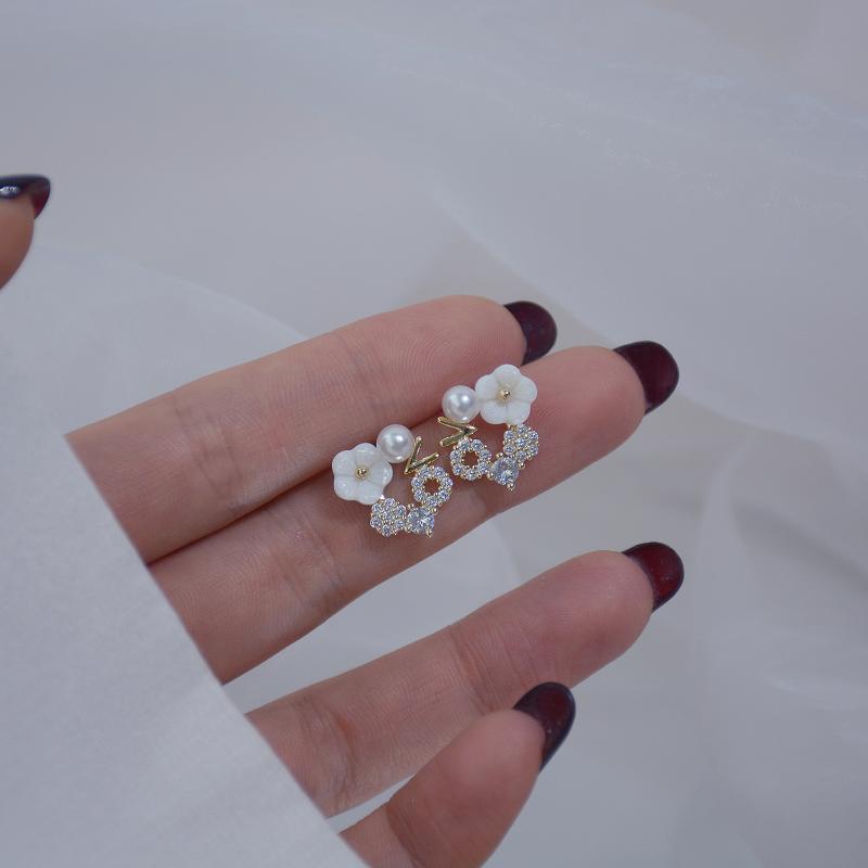 

Shiny Side New Accessories Crystal Flower Stud Earrings for Women Fashion Jewelry Cute Small Shell Pearl Earrings