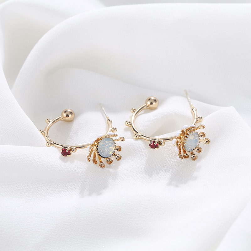 

Retro Court Gentle Flower Petals Contrasting Color Semicircle C- Shaped Geometric Earrings Female