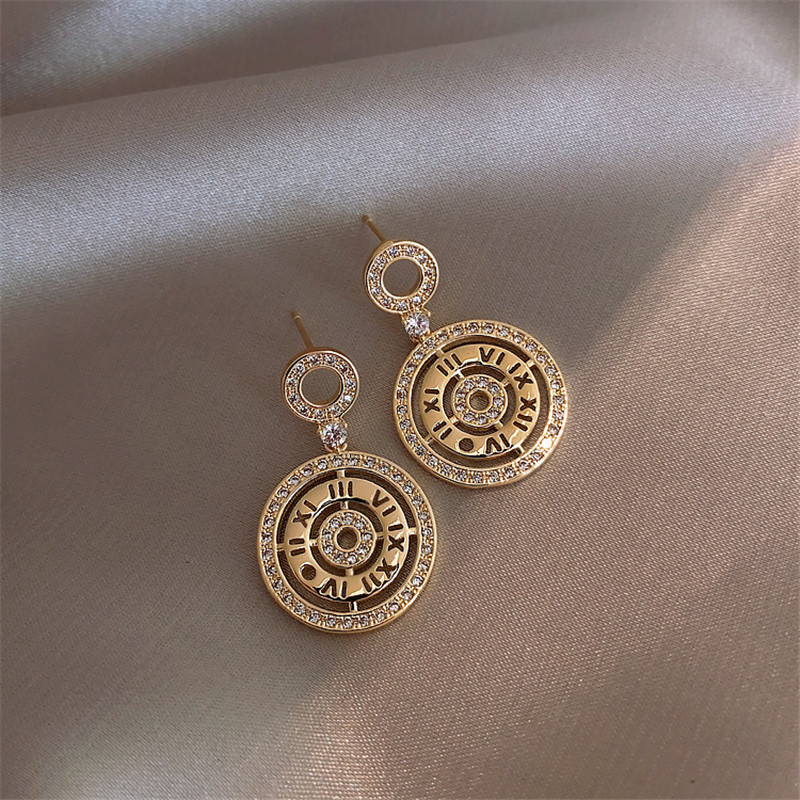 

Metal retro disc light luxury high-end earrings female net red temperament earrings silver needle 2020 new tide