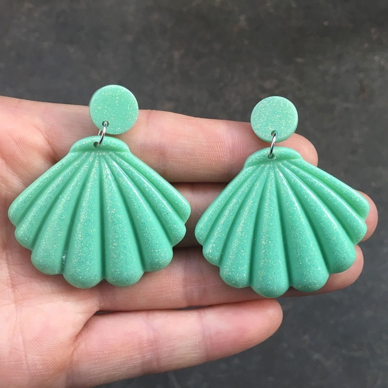 

Summer Women Shell Shape Glitter Acrylic Resin Beach Earrings