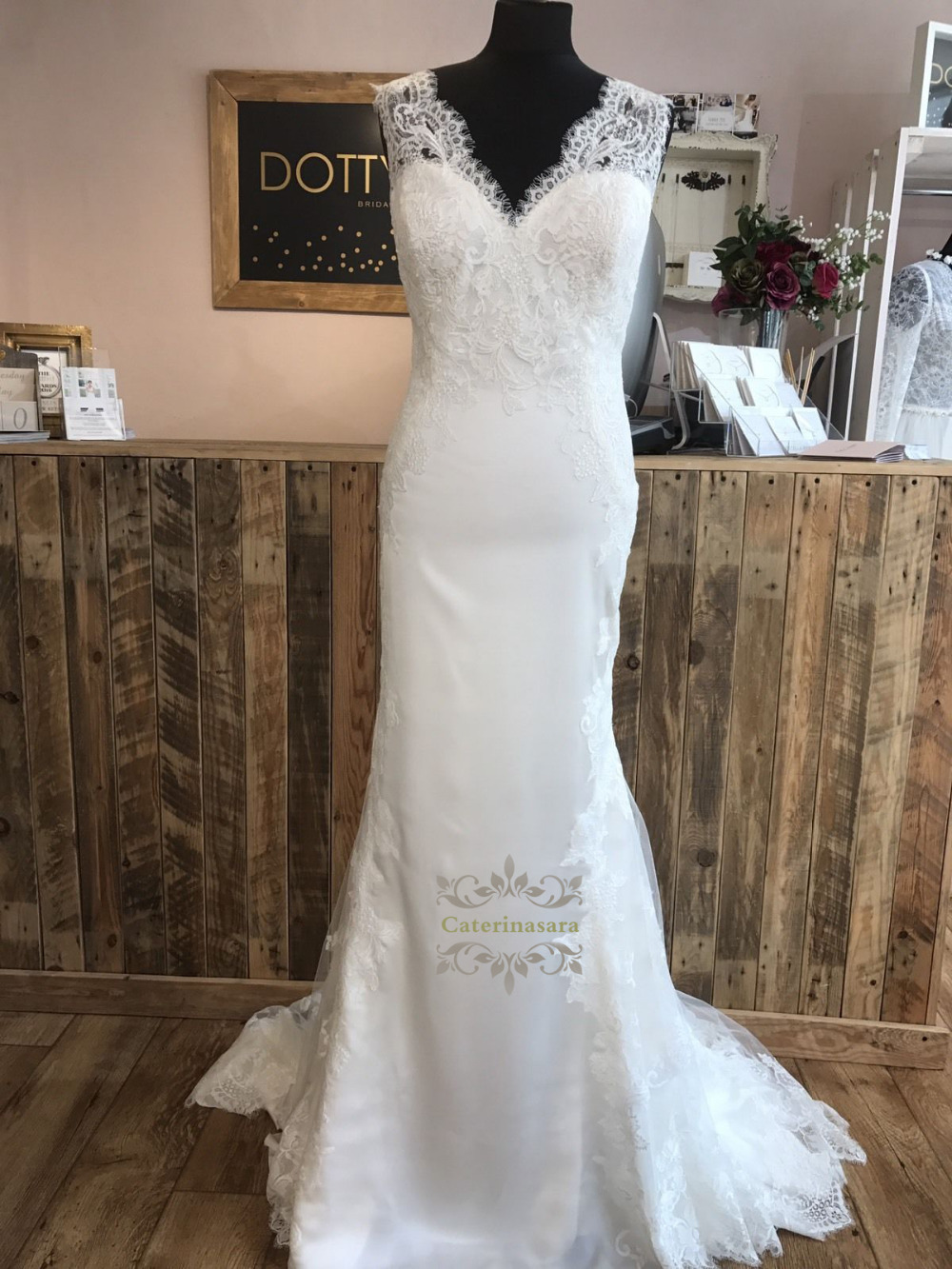 

V-Neck Lace Wedding Dresses Mermaid Backless Satin Bride Dress Vestido de noiva Sweep Train Flare Bridal Gowns 2020, White