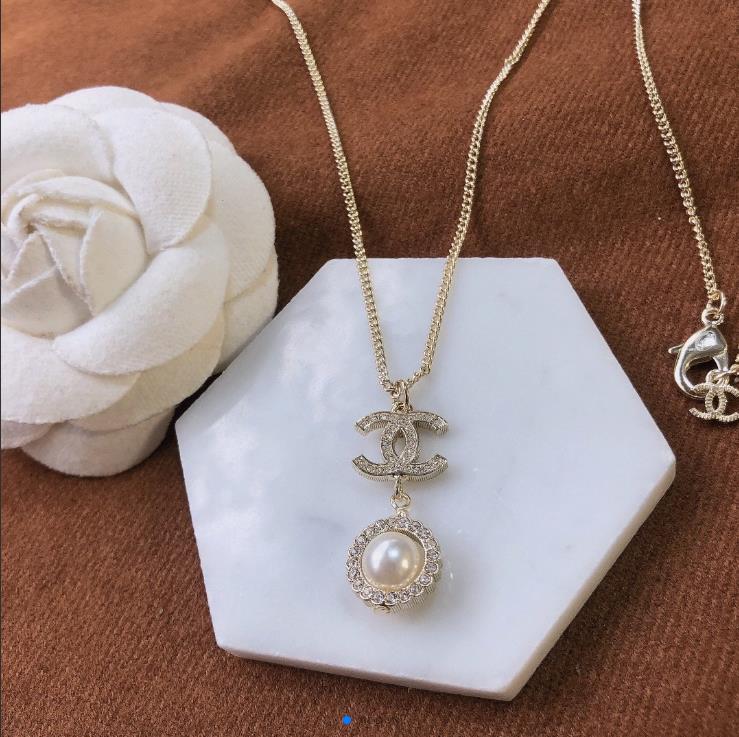 

European and American new fashion series natural pearl necklace feminine clavicle chain personalized neck chain