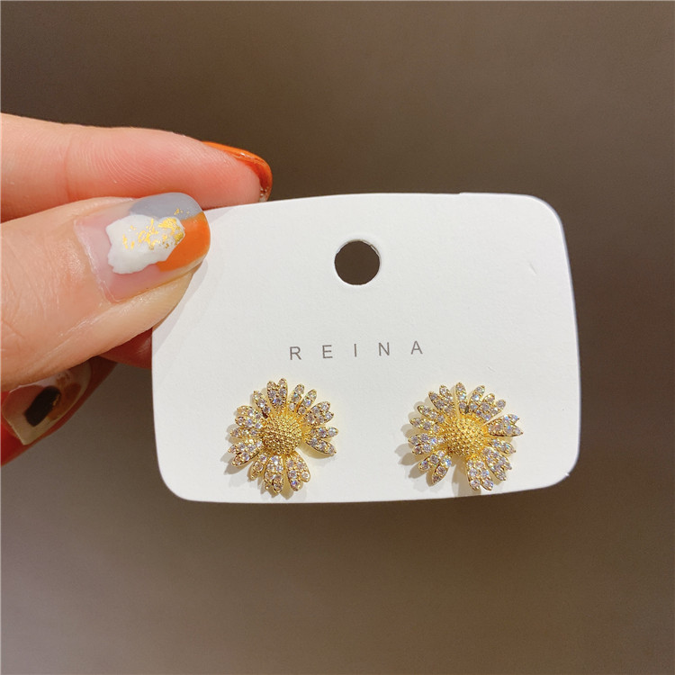 

Korean New Design Fashion Jewelry Exquisite Copper Inlay Zircon Elegant Elegant Small Flower Notch Daisy Female stud Earrings