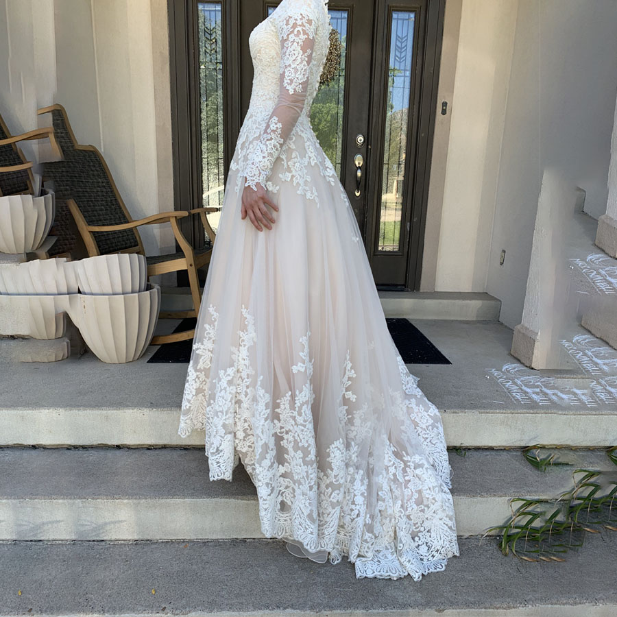 

Tank Neckline Long Sleeves Champagne Lace Applique Wedding Dress with Full Back Reals Bridal Dress vestidos de novia 2020, Ivory