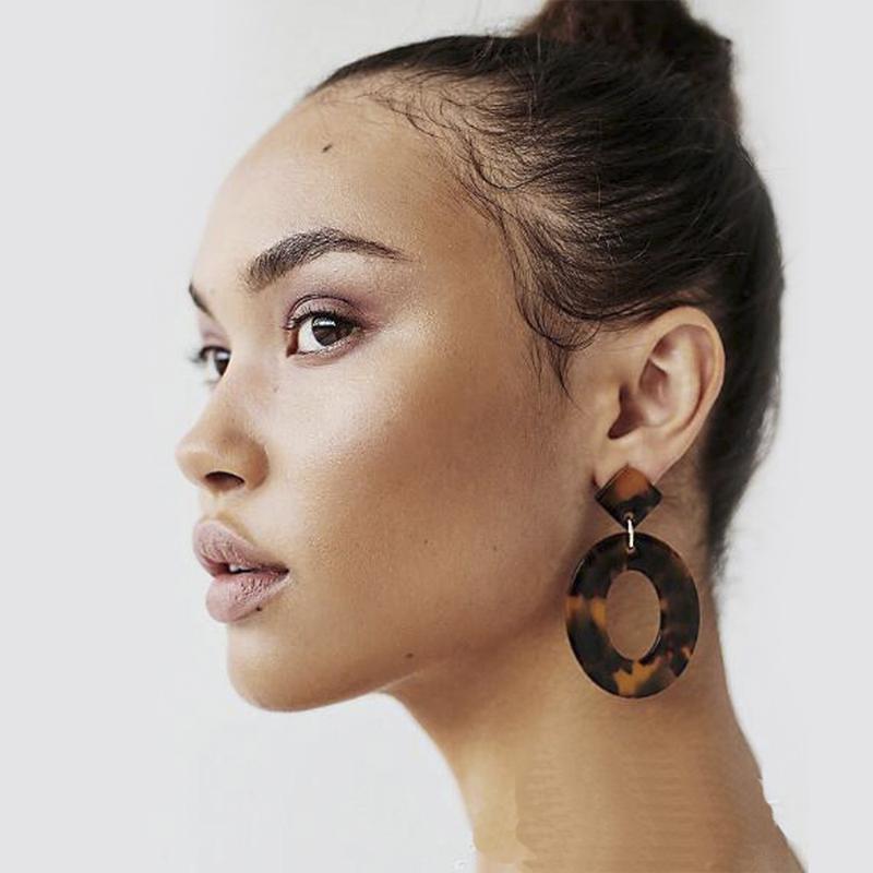 

Oval pendant for women's ear nails in acrylic acetate sheet