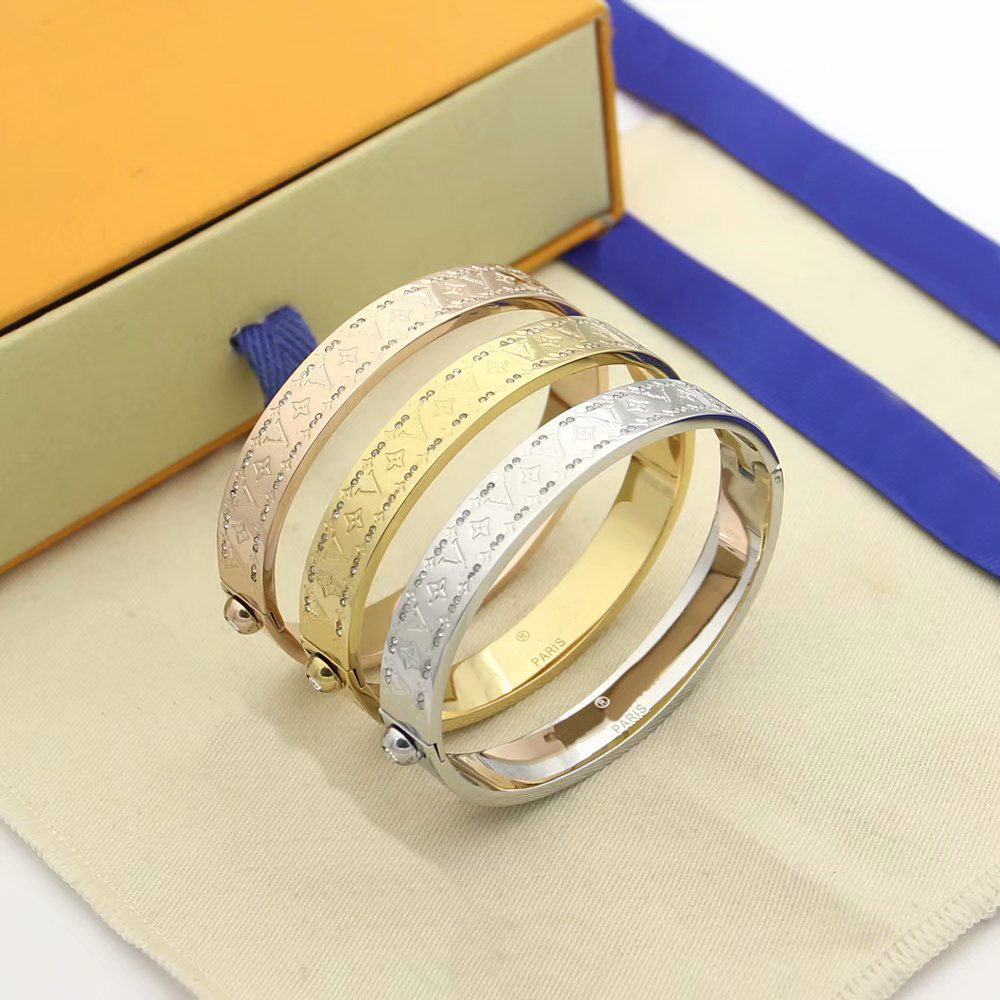 

Europe America New Style Lady Women Titanium steel Engraved V Initials Flower Diamond Single Rivet Nanogram Strass Bangle Bracelet M64860